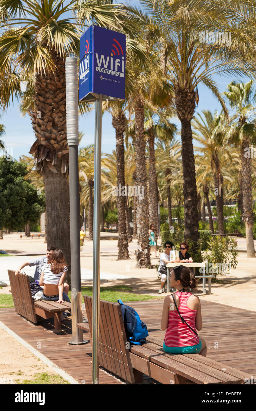 Zona WiFi hotspot firmar en la playa bajo las palmeras. Foto de stock
