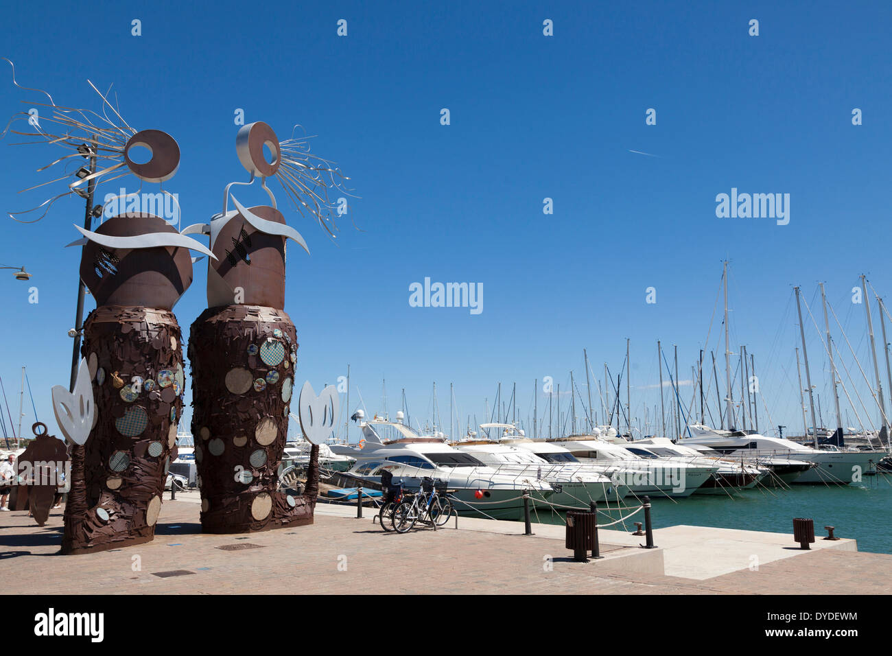 Escultura Moderna de las criaturas del mar En Cambrils Marina en Cataluña. Foto de stock