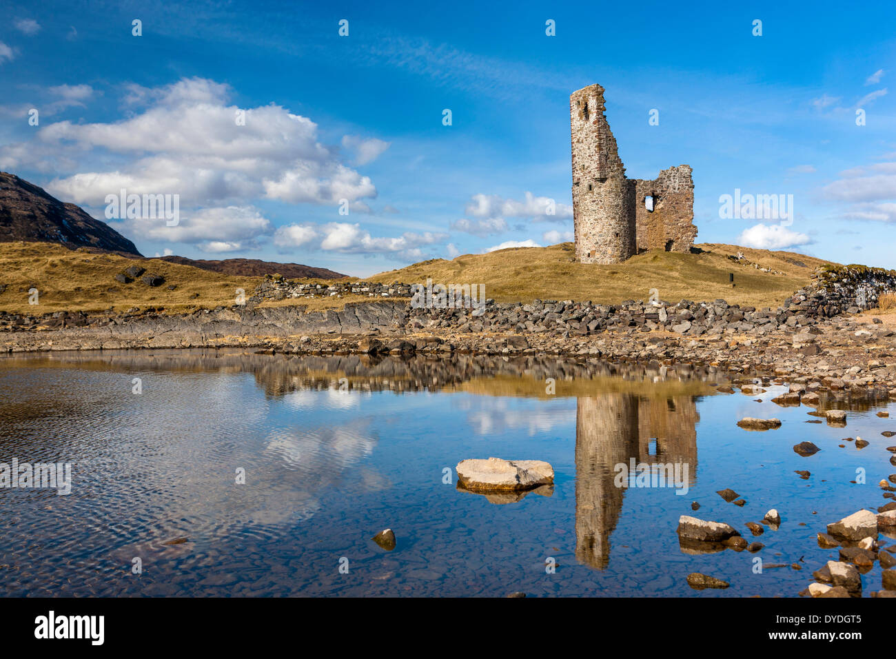 El castillo de Ardvreck que es las ruinas de un castillo del siglo XVI en las orillas del lago Loch Assynt. Foto de stock