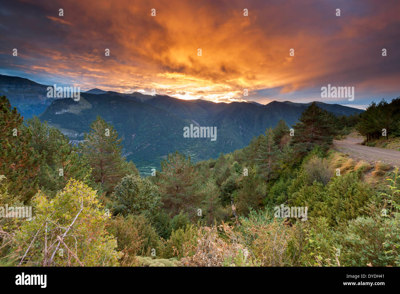 Amanecer sobre el Valle de Broto, en los Pirineos. Foto de stock