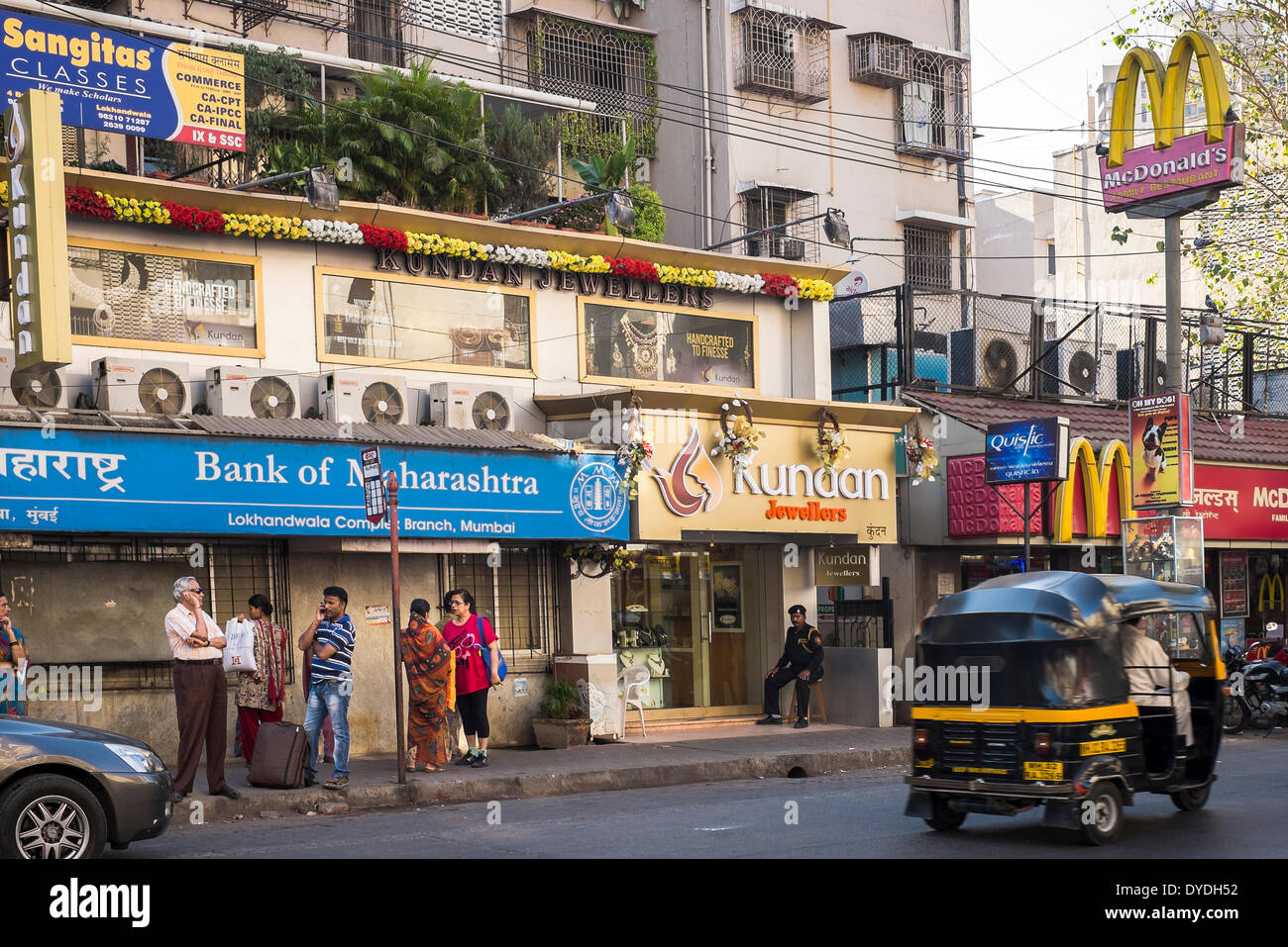 La gente espera en una parada de autobús en Mumbai. Foto de stock