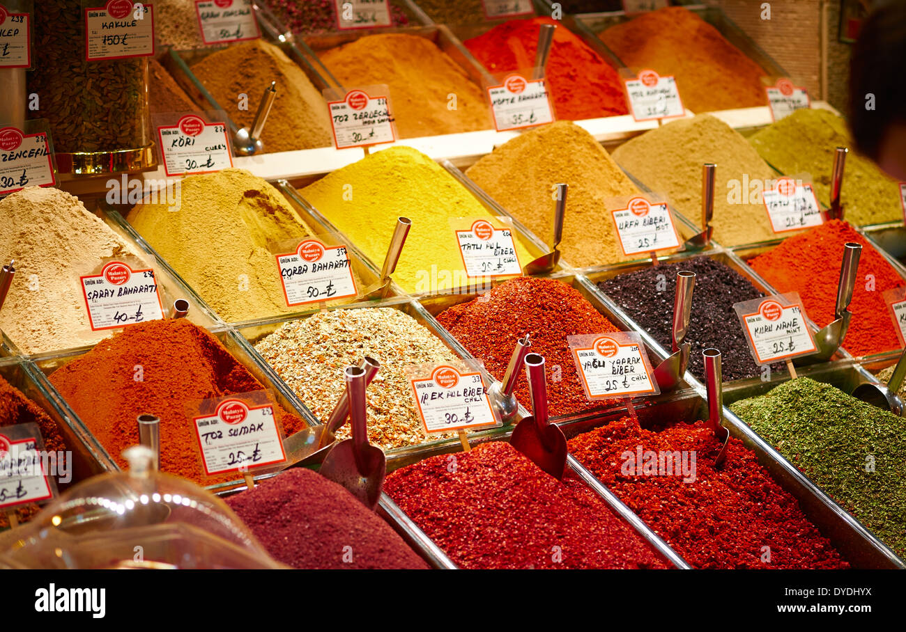 Mercado de especias exóticas en el Gran Bazar de Estambul, Turquía. Foto de stock