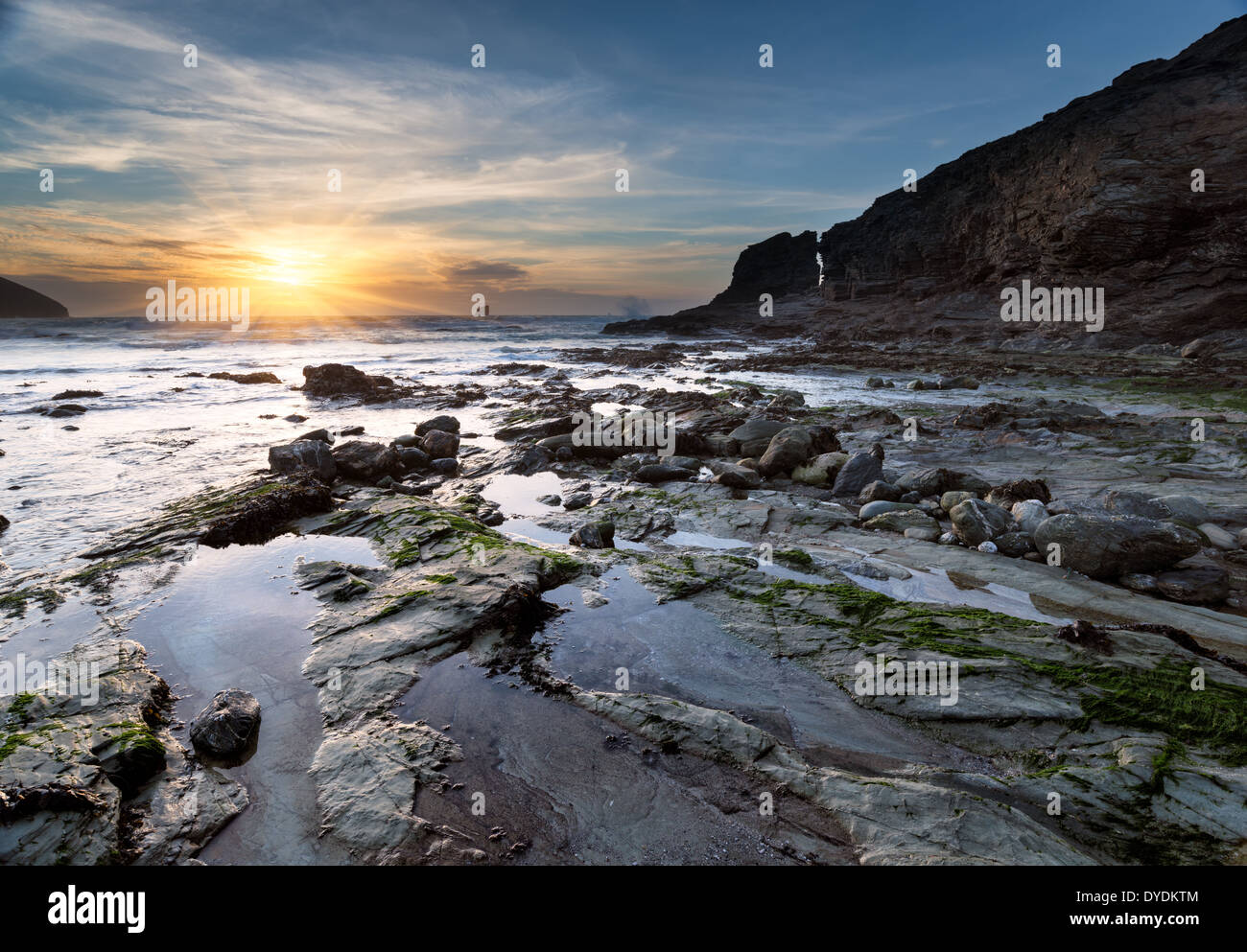 Atardecer en la playa Trevellas Coombe en Santa Inés en Cornwall. Foto de stock