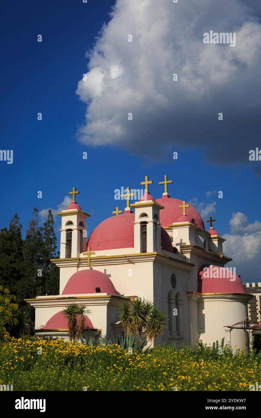 La Iglesia Ortodoxa Griega de los Doce Apóstoles en Cafarnaúm, junto al mar de Galilea, el lago Tiberíades, en Israel. Foto de stock