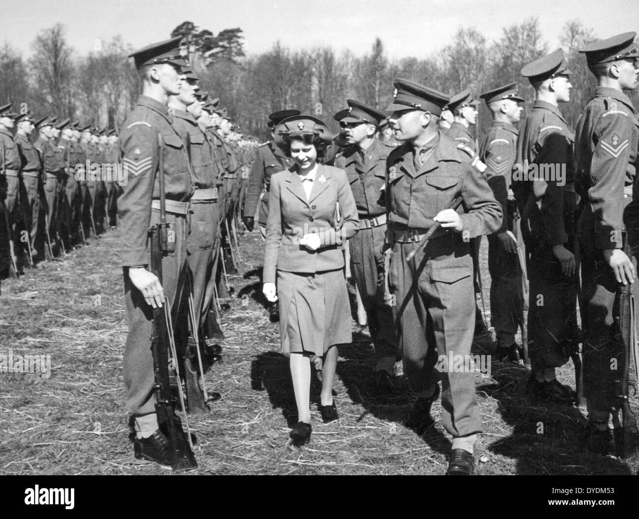 La princesa Isabel, más tarde la reina Isabel inspecciona los guardias durante WW2 Foto de stock