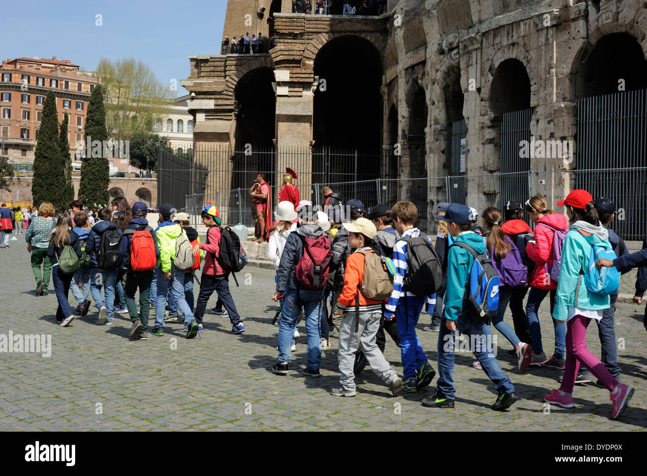Italia, Roma, grupo escolar y Coliseo Foto de stock