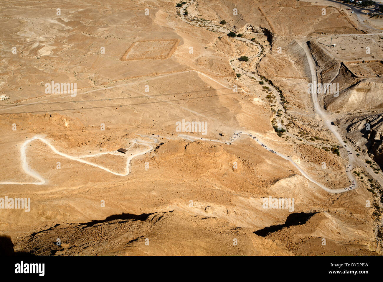 La serpiente camino que conduce a la fortaleza de Masada en el borde del desierto de Judea, Israel. Foto de stock