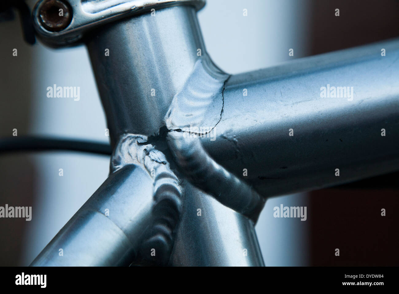 Soldadura rota / soldadura debido a la fatiga del metal en una bicicleta /  bicicleta Fotografía de stock - Alamy