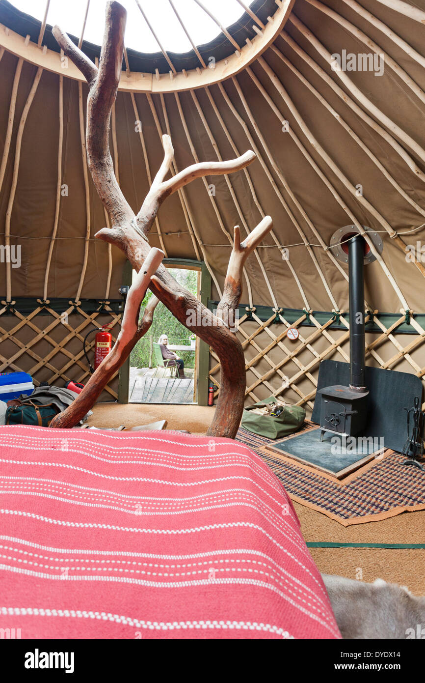 El interior de la yurta 'Coracle' en el lujo glamping Crafty Sitio Acampar en Holditch, Dorset UK Foto de stock