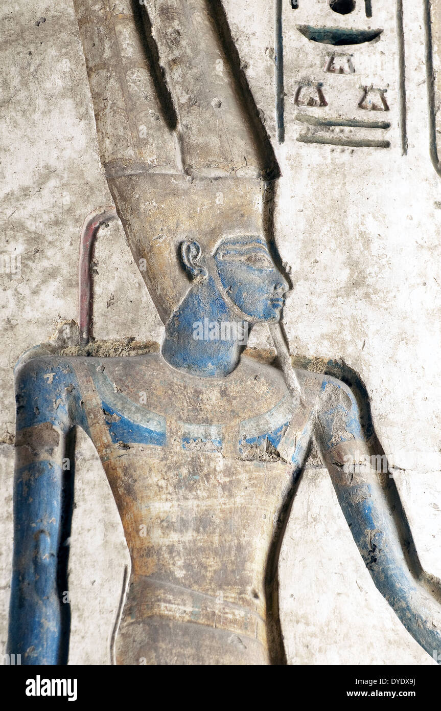 Templo de Ramsés III (1198-1167 A.C. - XX° Dyn.) en Medinet Habu: alivio del dios Amon-Ra Foto de stock