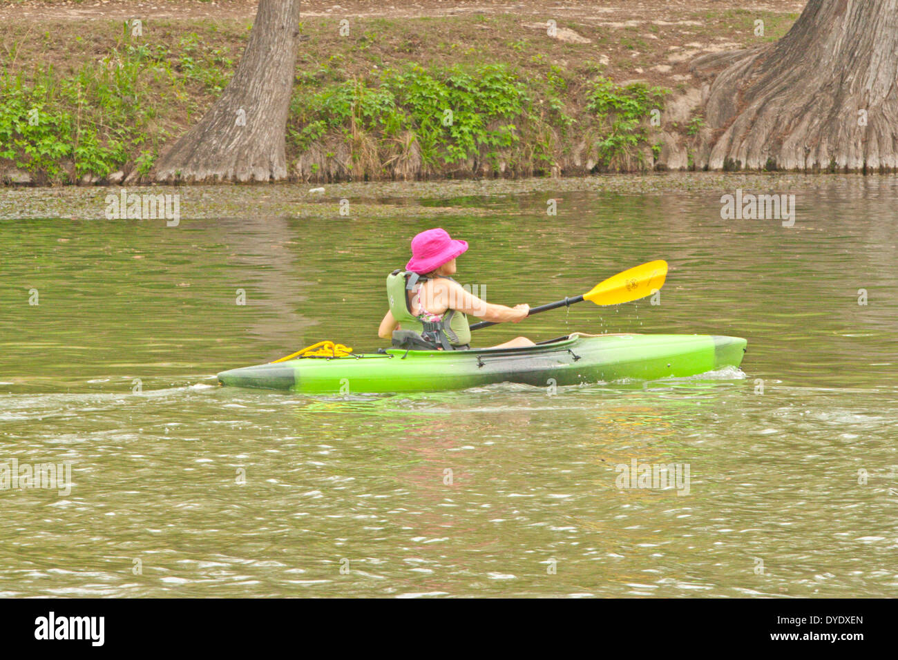 Dispositivo de flotación personal mujer vistiendo PFD remar kayak en el río. Foto de stock
