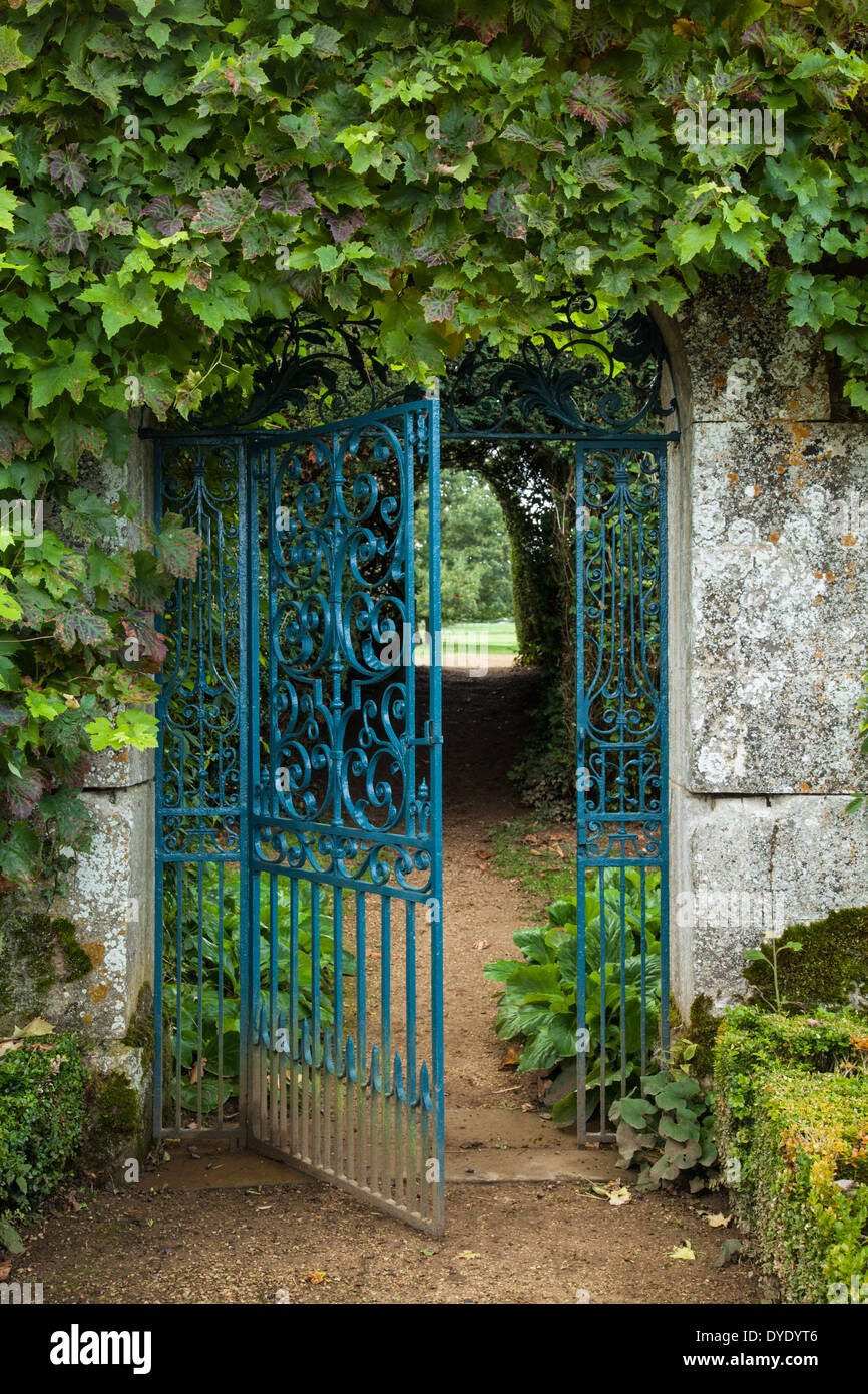 Las puertas de hierro y las paredes de piedra conducen al jardín secreto  con linternas de piedra y arco iris.