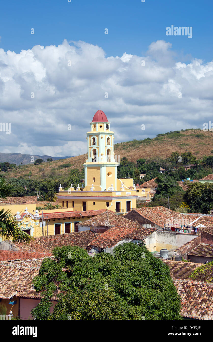 Los techos de las casas y el campanario y la iglesia de San Francisco centro histórico de Trinidad Provincia de Sancti Spiritus, Cuba Foto de stock