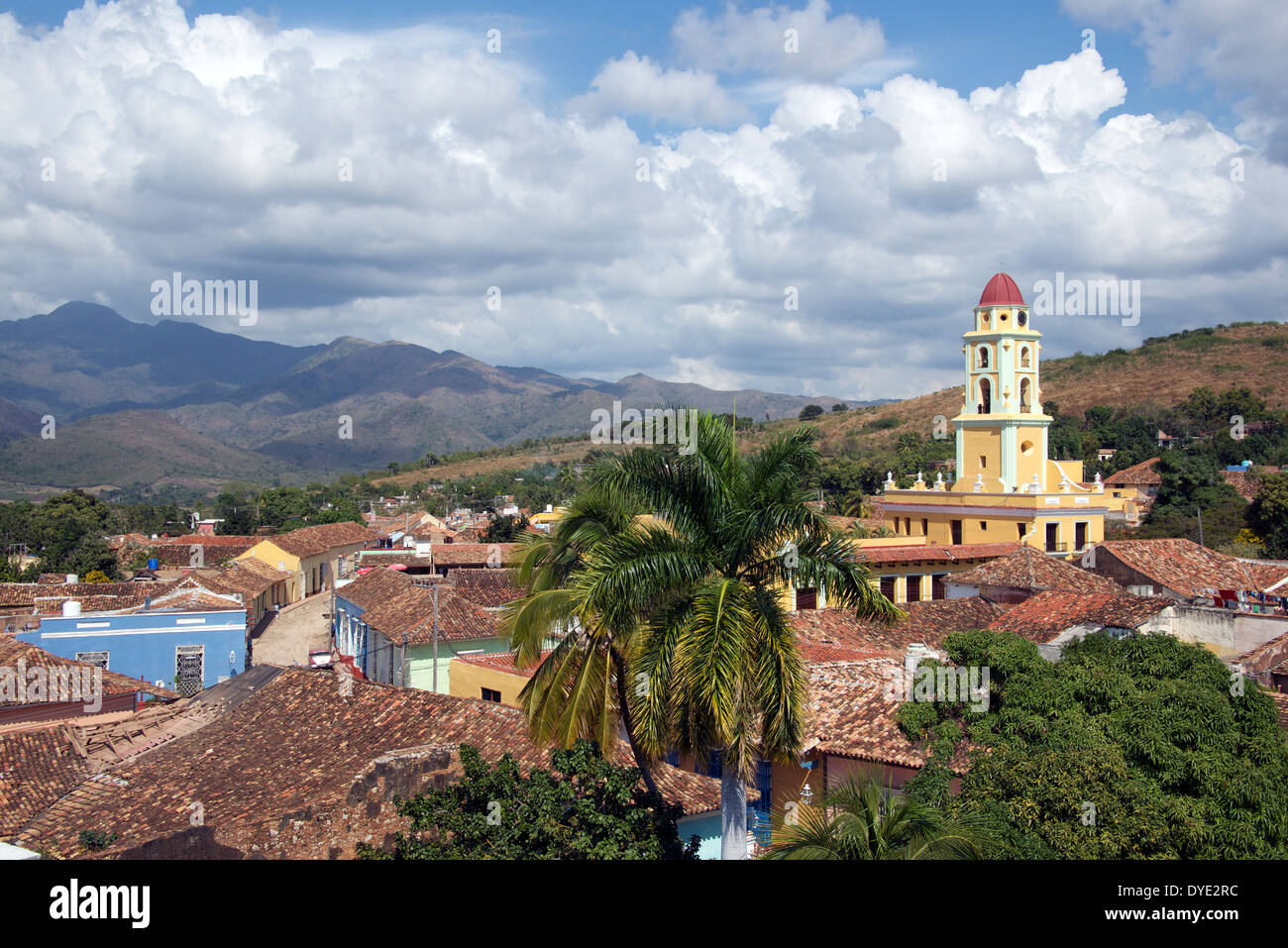 Los techos de las casas y el campanario y la iglesia de San Francisco centro histórico de Trinidad Provincia de Sancti Spiritus, Cuba Foto de stock