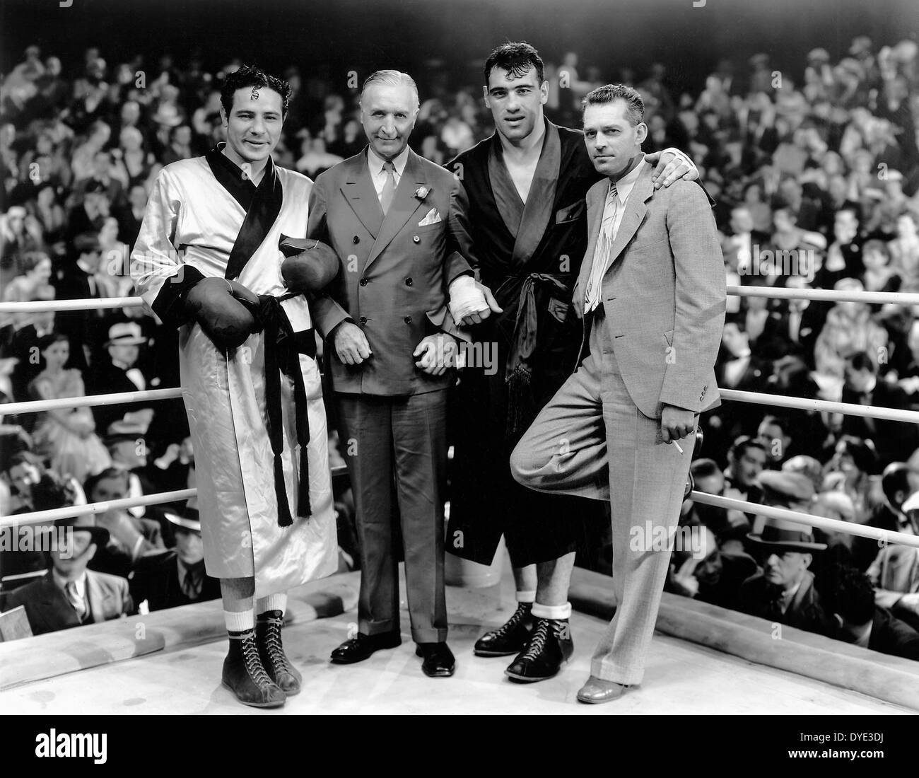 Max Baer (izquierda), Primo Carnera (segundo desde la derecha), director de W.S. Van Dyke (derecha) de la película, "El Prizefighter y la Dama", 1933. Foto de stock