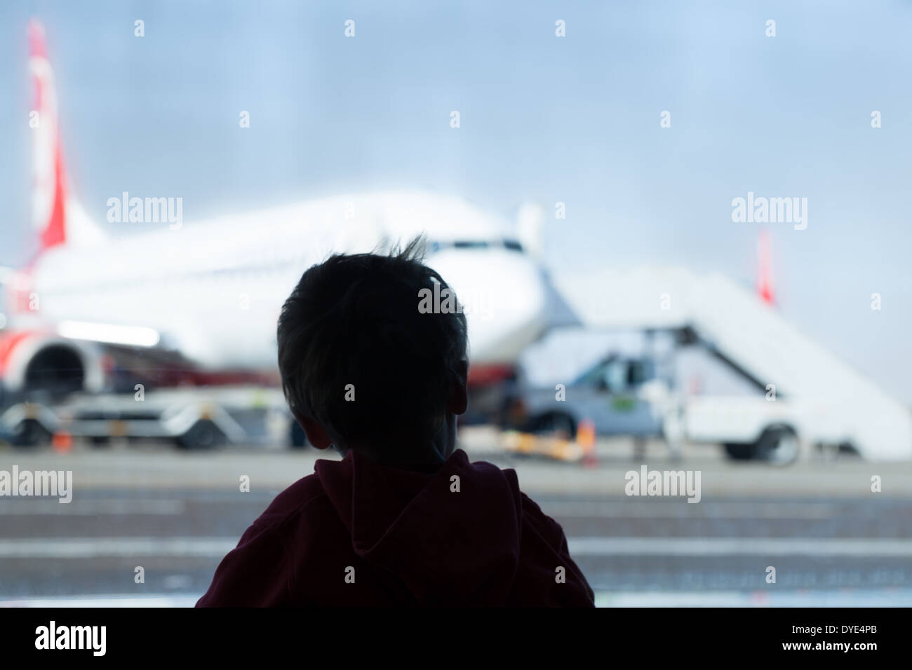 Chico viendo los aviones en el aeropuerto Fotografía de stock - Alamy