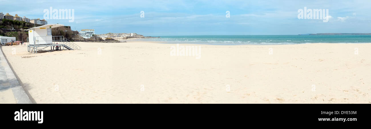 Una foto panorámica de la playa de arena vacía y vigilante de la estación de Sol en St Ives Cornualles, en el REINO UNIDO Foto de stock
