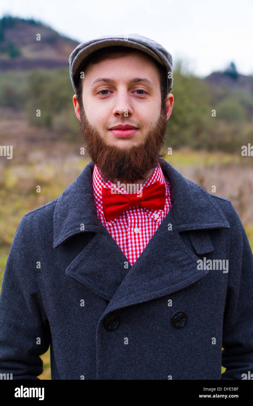 La moda hipster guy afuera en el invierno en una moda retrato del hombre hermoso. Foto de stock
