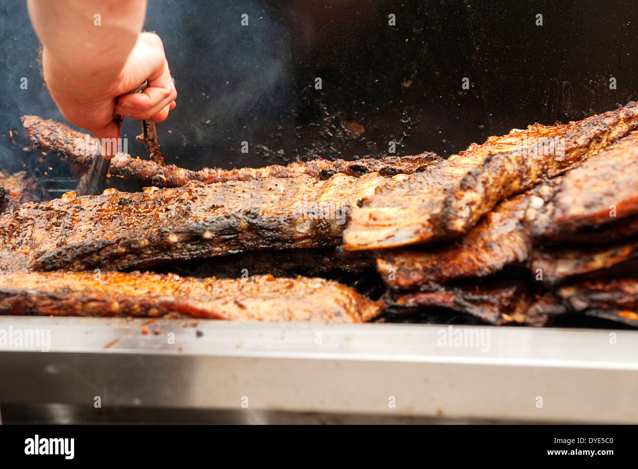 https://c8.alamy.com/compes/dye5c0/una-losa-de-costillas-se-convirtio-en-el-grill-durante-el-festival-del-distrito-de-algodon-en-starkville-sra-dye5c0.jpg