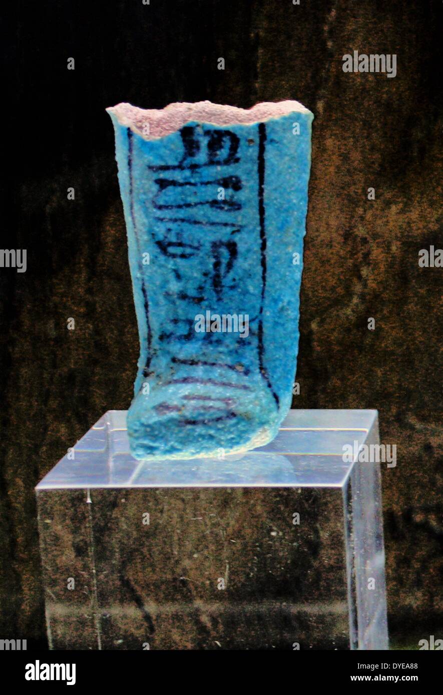 A Egipto nativo de objeto creado a partir de la piedra preciosa semi- lapislázuli. Parte de un mini sarcófago. Barcelona. España 2013 Foto de stock