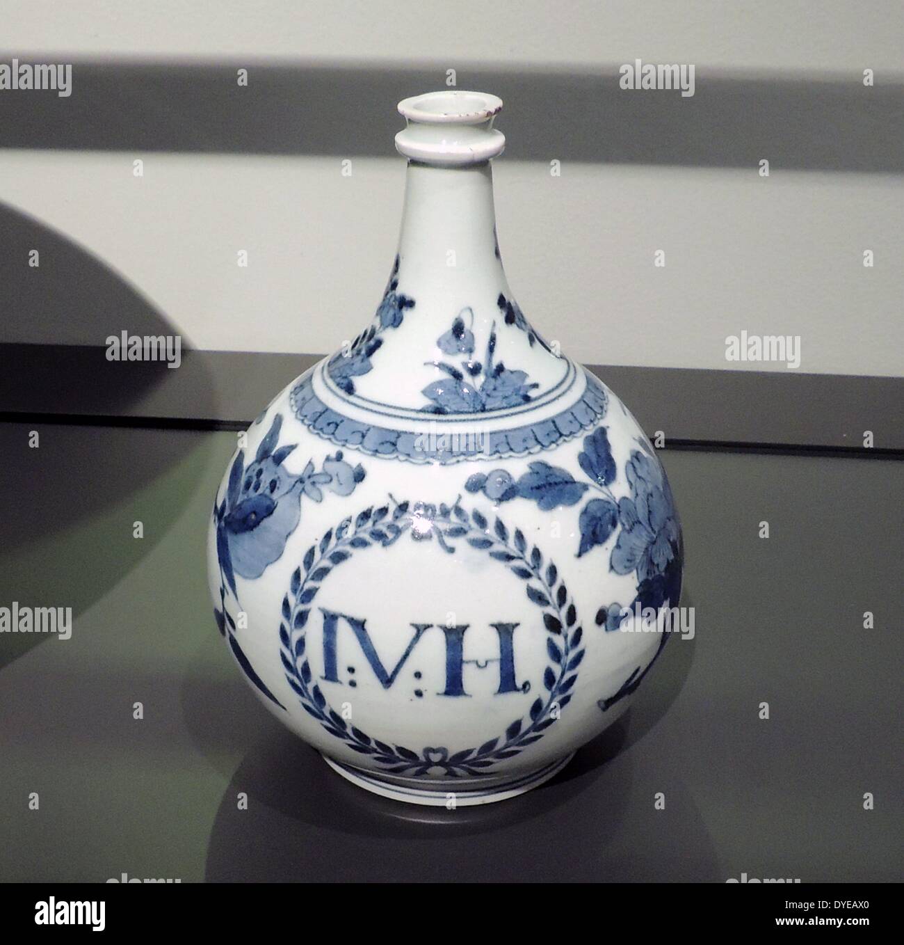 Matraz. Japón 1690-1710 - pintada hard-pegar porcelana. El monograma del Gobernador-general Joan Van Hoorn está pintada en este frasco. Su forma es como una botella de boticario, pero Van Hoorn probablemente usado para el vino o licor. Foto de stock