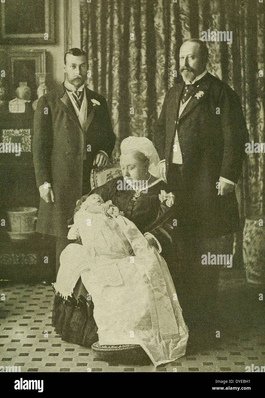 Cuatro generaciones de la familia real británica juntos en 1897. La reina Victoria sentado mantiene el futuro Rey Eduardo VIII mientras su hijo (el futuro Rey Eduardo VII) a la derecha y el futuro rey George V (izquierda). Foto de stock