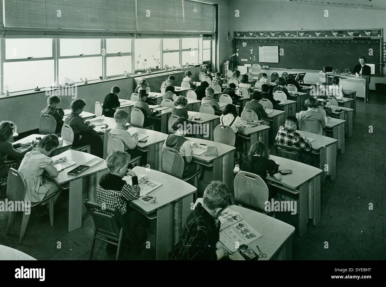 Lección de una clase racialmente segregados de blanco los niños estadounidenses en edad escolar. Circa 1967 Foto de stock
