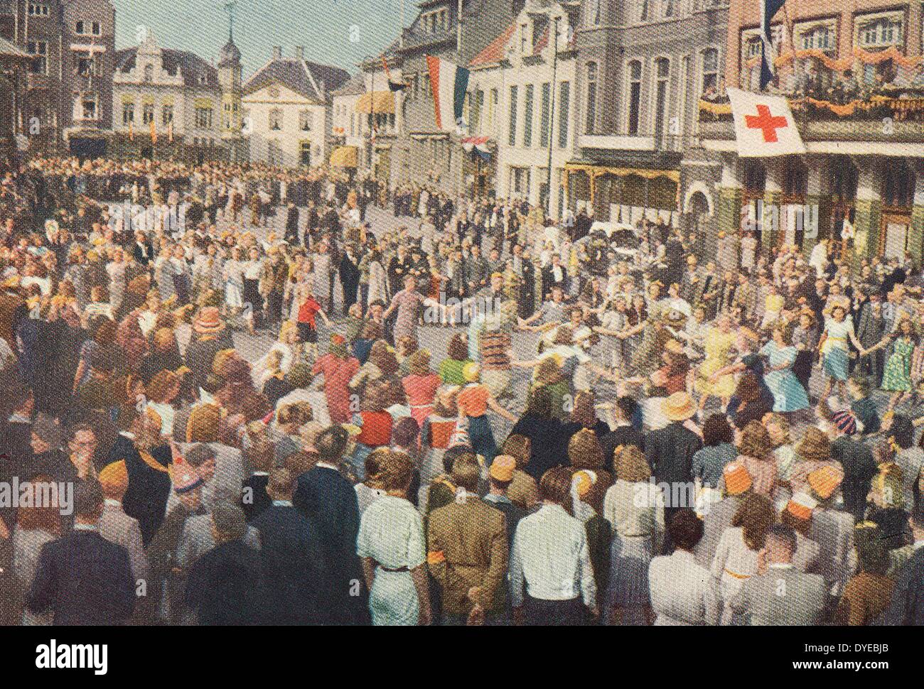 Las multitudes bailan en una ciudad francesa para celebrar la liberación de la ocupación alemana. 1944 Foto de stock