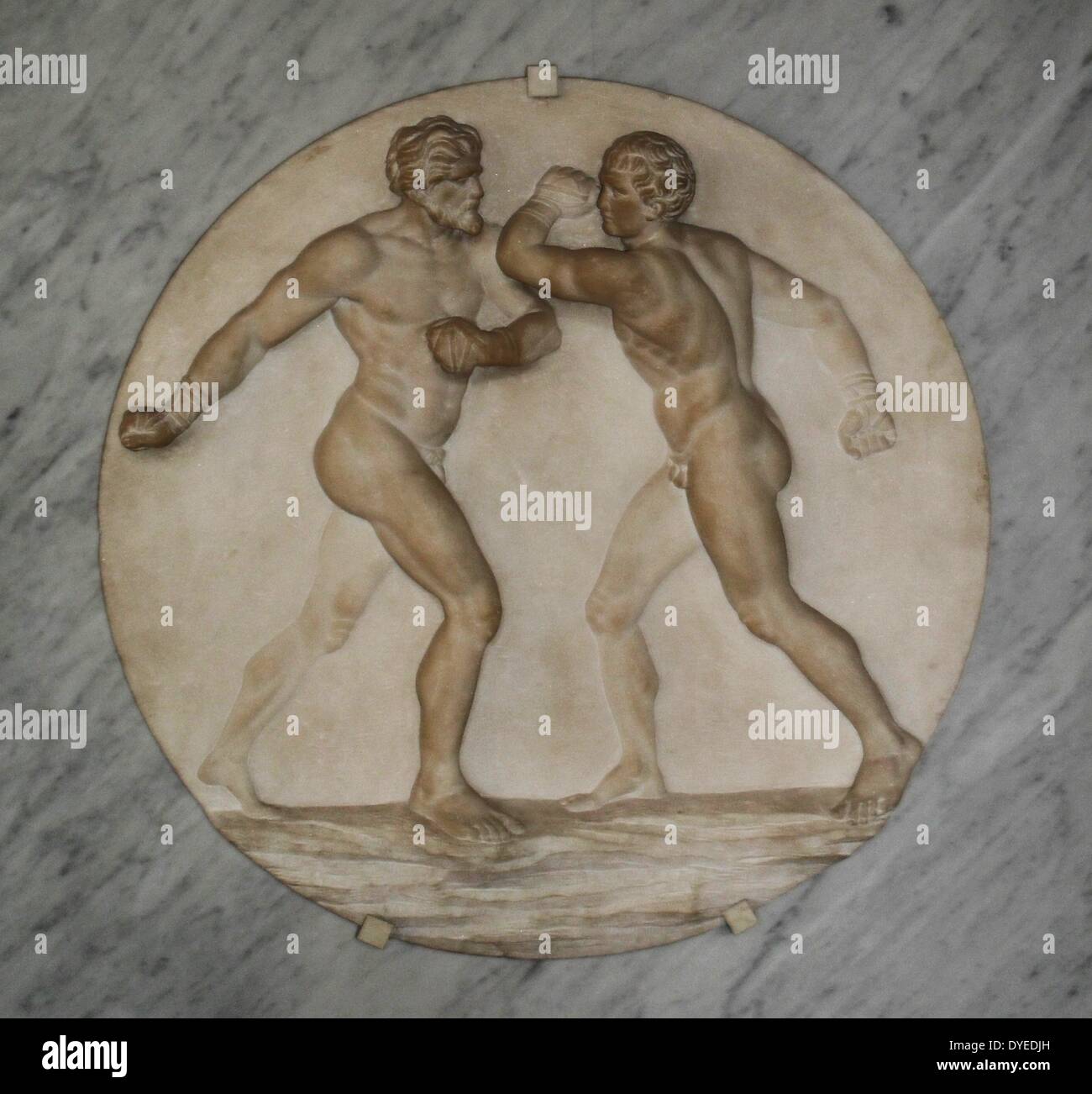 Alivio de mármol en la base de la estatua del gladiador Borghese 100 A.C. representando ejercicios de gimnasia. Foto de stock