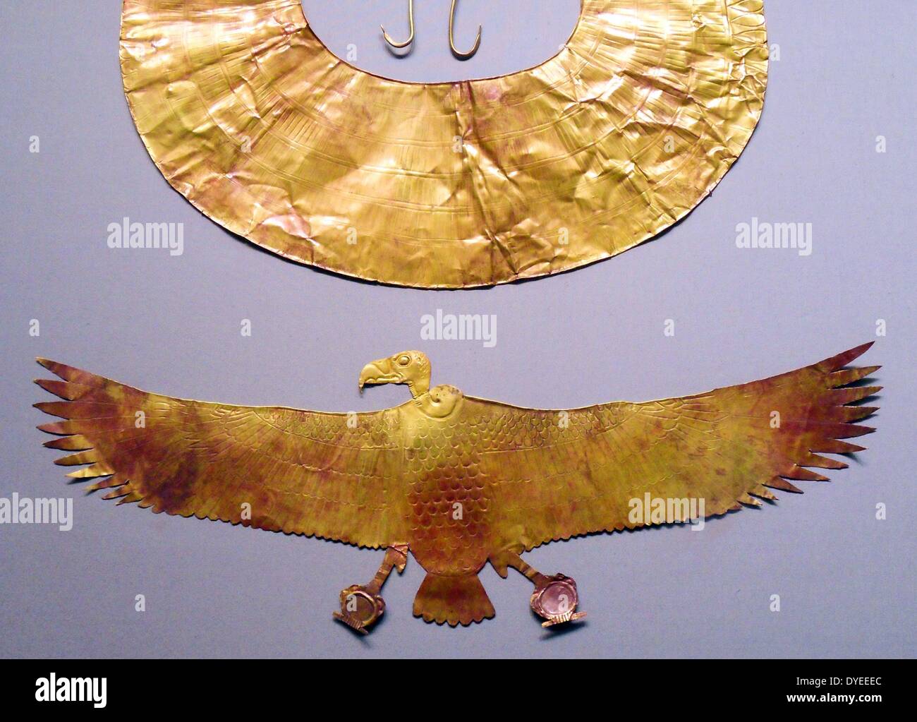 Antiguo egipto egipto artefactos egipcios collar de águila hoja de oro oro  fotografías e imágenes de alta resolución - Alamy