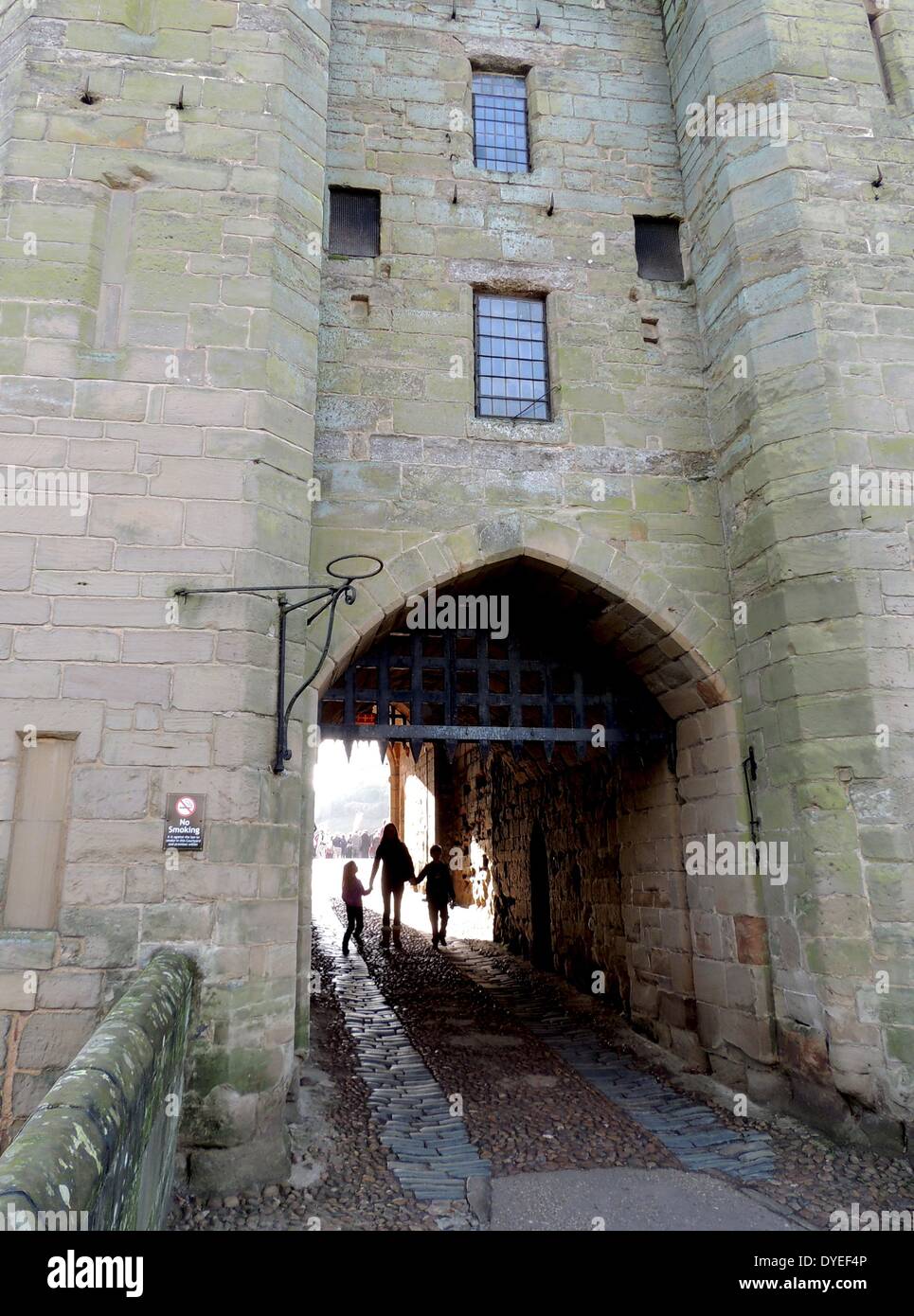 Entrada principal al Castillo de Warwick 2013. El castillo medieval fue desarrollado a partir de un original construido por Guillermo el Conquistador en 1068 Foto de stock