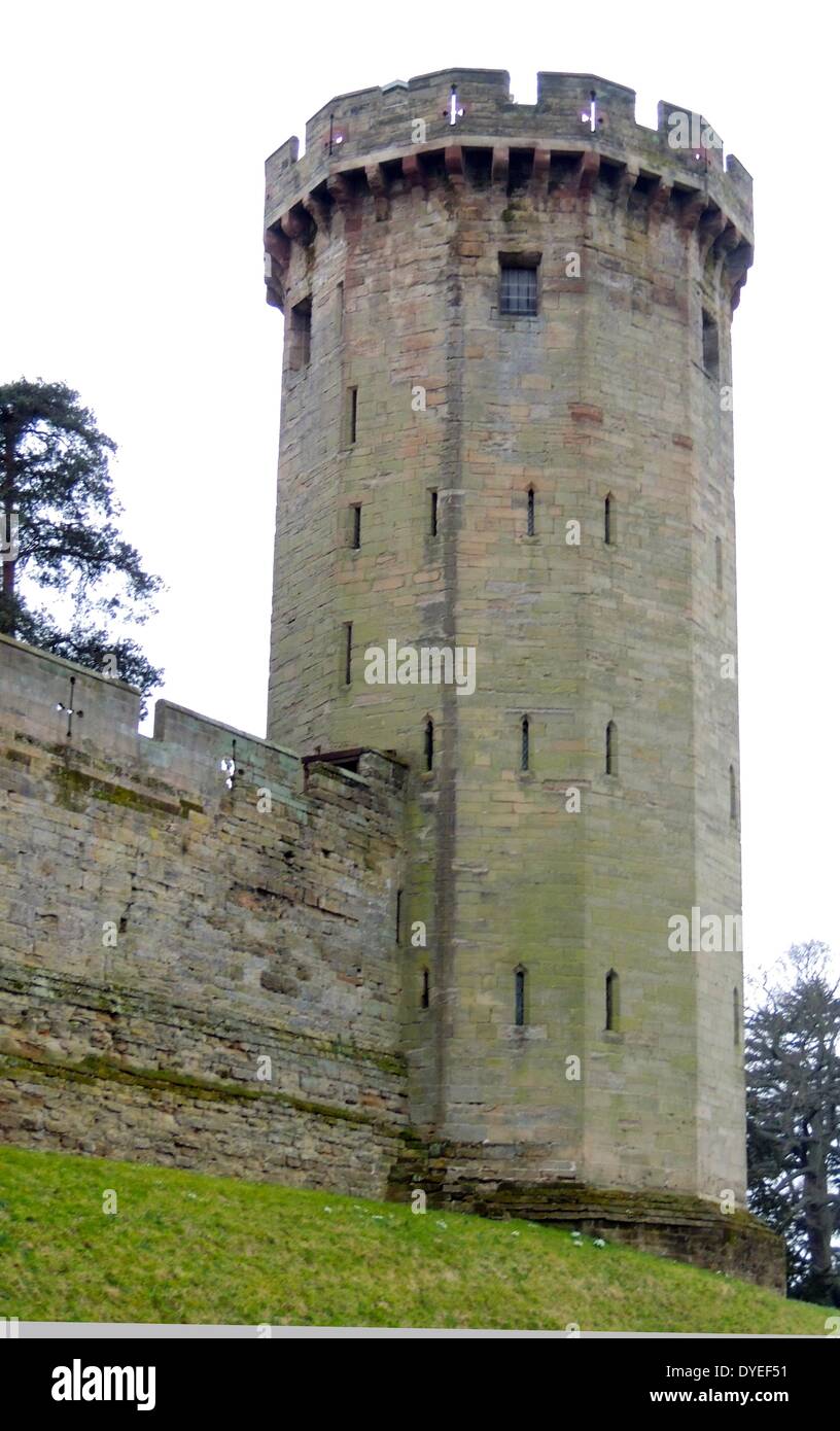 Entrada principal al Castillo de Warwick 2013. El castillo medieval fue desarrollado a partir de un original construido por Guillermo el Conquistador en 1068 Foto de stock