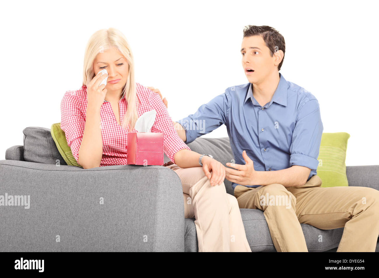 Mujer llorando sentado en el sofá con su novio Foto de stock