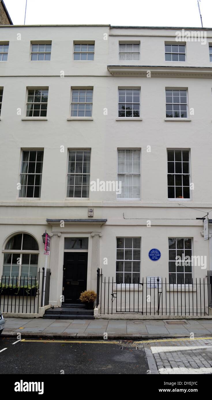66-71 Great Russell Street London 2013. En primer lugar conocido labor independiente del arquitecto Sir John Nash 1778. Una placa azul puede verse conmemorando la labor de Nash. Foto de stock