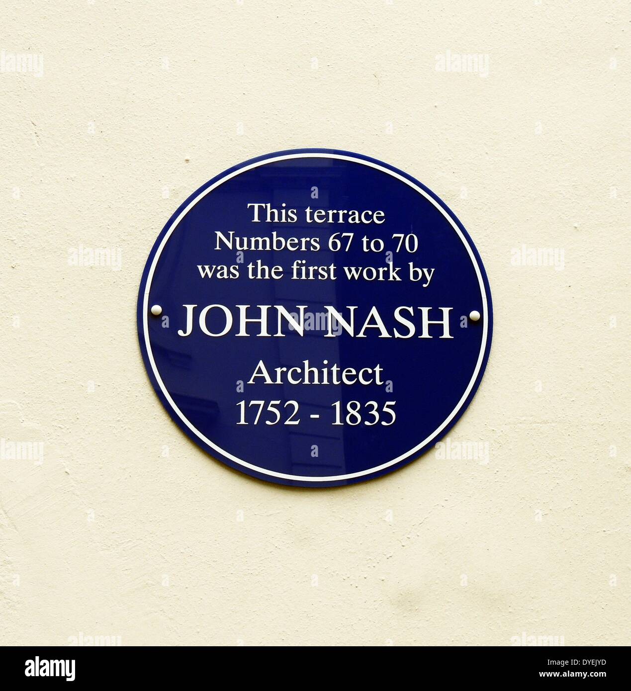 66-71 Great Russell Street London 2013. En primer lugar conocido labor independiente del arquitecto Sir John Nash 1778. Una placa azul puede verse conmemorando la labor de Nash. Foto de stock