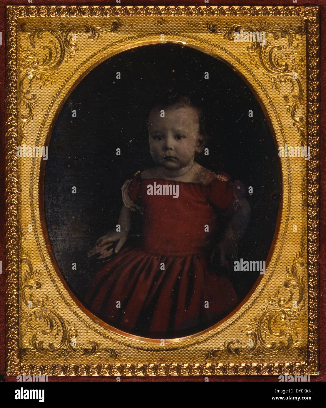 Niño no identificado, tres cuartas partes de longitud vertical, mirando ligeramente a la izquierda, publicado 1855. Sexta-placa daguerrotipo coloreado a mano. Foto de stock