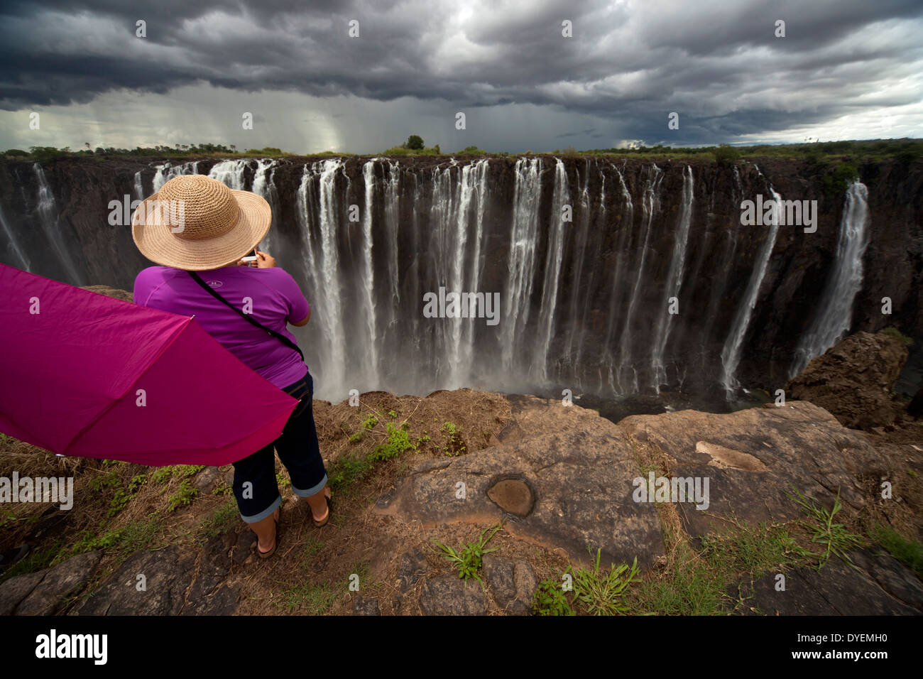 Turista en Victoria Falls, Zimbabwe, África Foto de stock