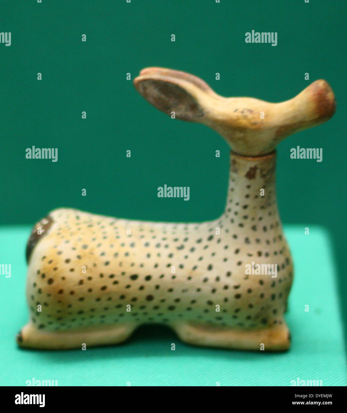 Con forma de botella de cerámica como un ciervo hembra por el perfume. La cabeza es el tapón y es extraíble. Griego made in Italy. El etrusco circa 600-550 A.C. Foto de stock