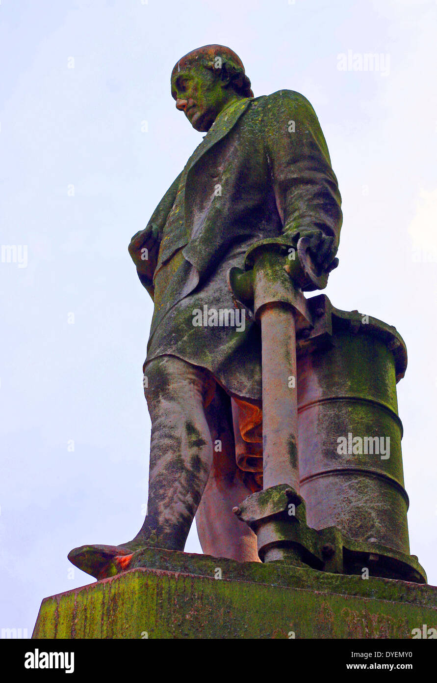James Watt estatua, en Chamberlain Square, fuera de la Biblioteca Central de Birmingham, Birmingham. 1868 por Alexander Munro. Realizado en mármol siciliano. James Watt, 1736 - 1819 fue un inventor e ingeniero mecánico escocés cuyas mejoras al motor de vapor Newcomen eran fundamentales a los cambios producidos por la Revolución Industrial Foto de stock