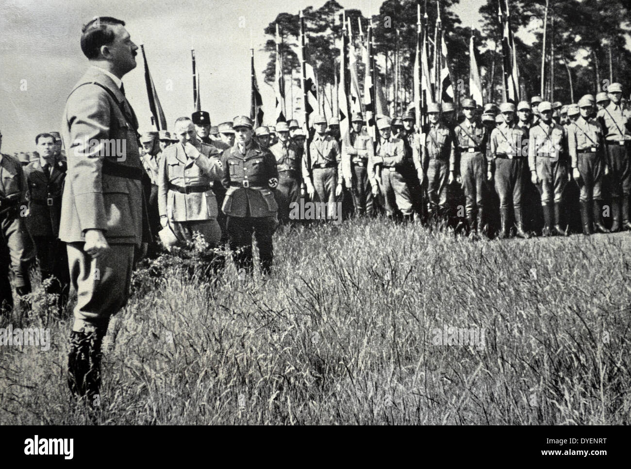 Adolf Hitler 18891945. Aborda un rally de reclutas Nazi en Bernau. Político alemán y el líder Adolf Hitler 18891945. Aborda un rally de reclutas Nazi en Bernau. Político alemán y el líder