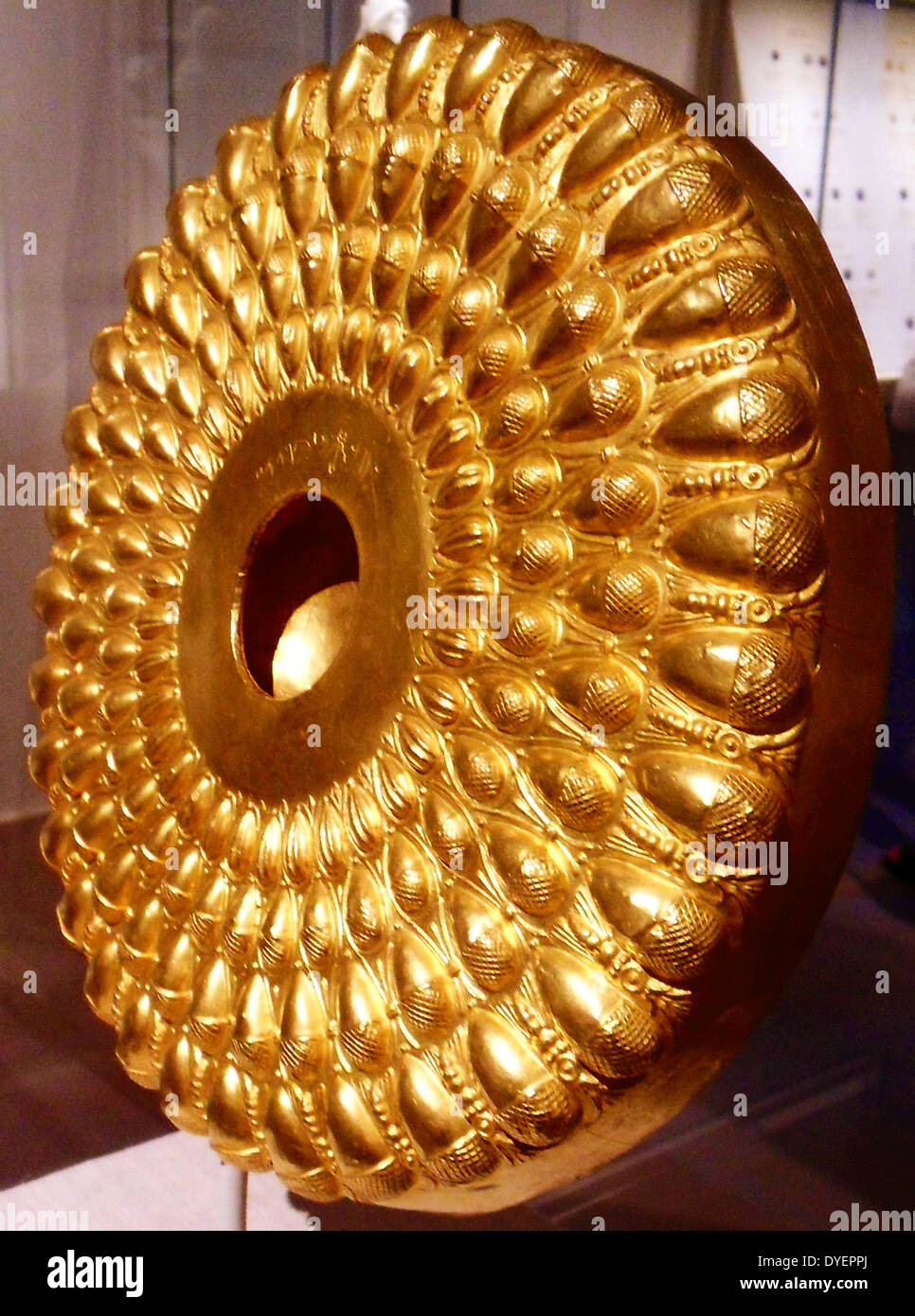 Oro phiale libación o recipiente. Griego 4ª-3ª siglo A.C. Foto de stock