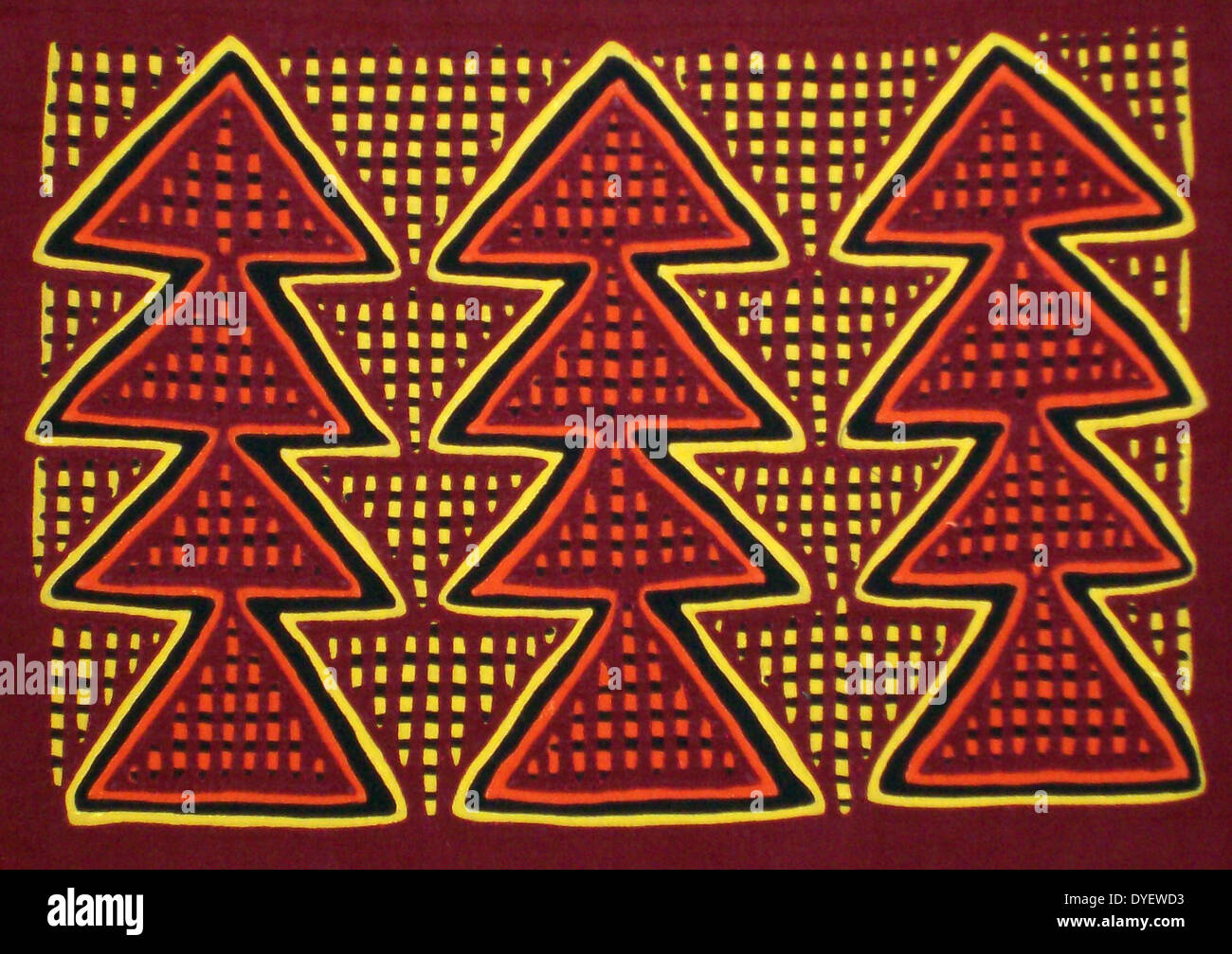 Mola Kuna textiles artista indio, representando árboles. Desde el Archipiélago de San Blas, Panamá. Invertir applique diseño femenino desgastados en BLUSA. Foto de stock
