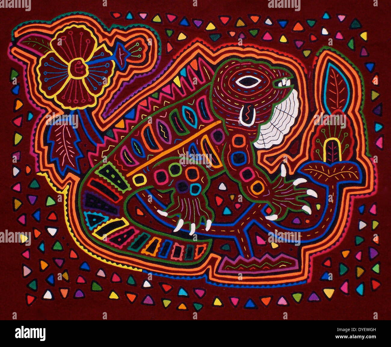 Mola Kuna textiles artista indio, representando una iguana. Desde el Archipiélago de San Blas, Panamá. Invertir applique diseño femenino desgastados en BLUSA. Foto de stock