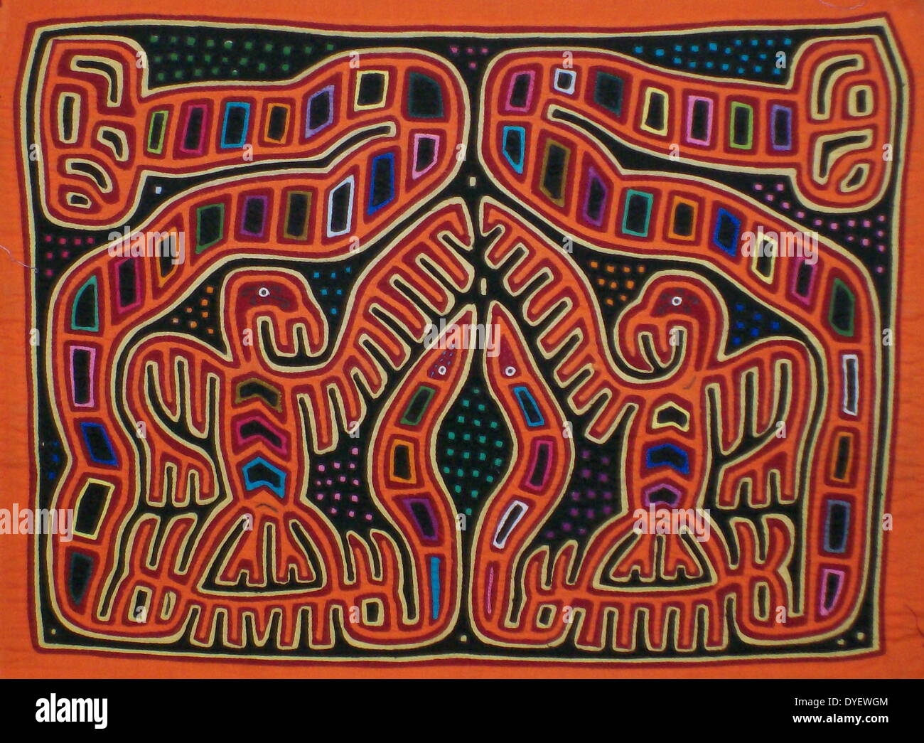 Mola Kuna textiles artista indio, representando dos serpientes atacados por las aves. Desde el Archipiélago de San Blas, Panamá. Invertir applique diseño femenino desgastados en BLUSA. Foto de stock