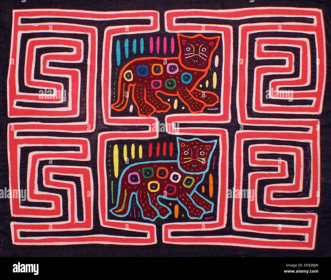 Plata Credencial en progreso Mola Kuna textiles artista indio, representando dos gatos. Desde el  Archipiélago de San Blas, Panamá. Invertir applique diseño femenino  desgastados en BLUSA Fotografía de stock - Alamy