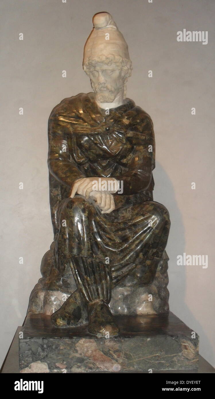 Escultura de un cautivo sentado. Wadi Hammamat breccia verde (Egipto) Roma siglo I-II DC. Cuerpo encontrado en Roma en 1767 pero la cabeza y las manos no pertenecen a la estatua original. Foto de stock