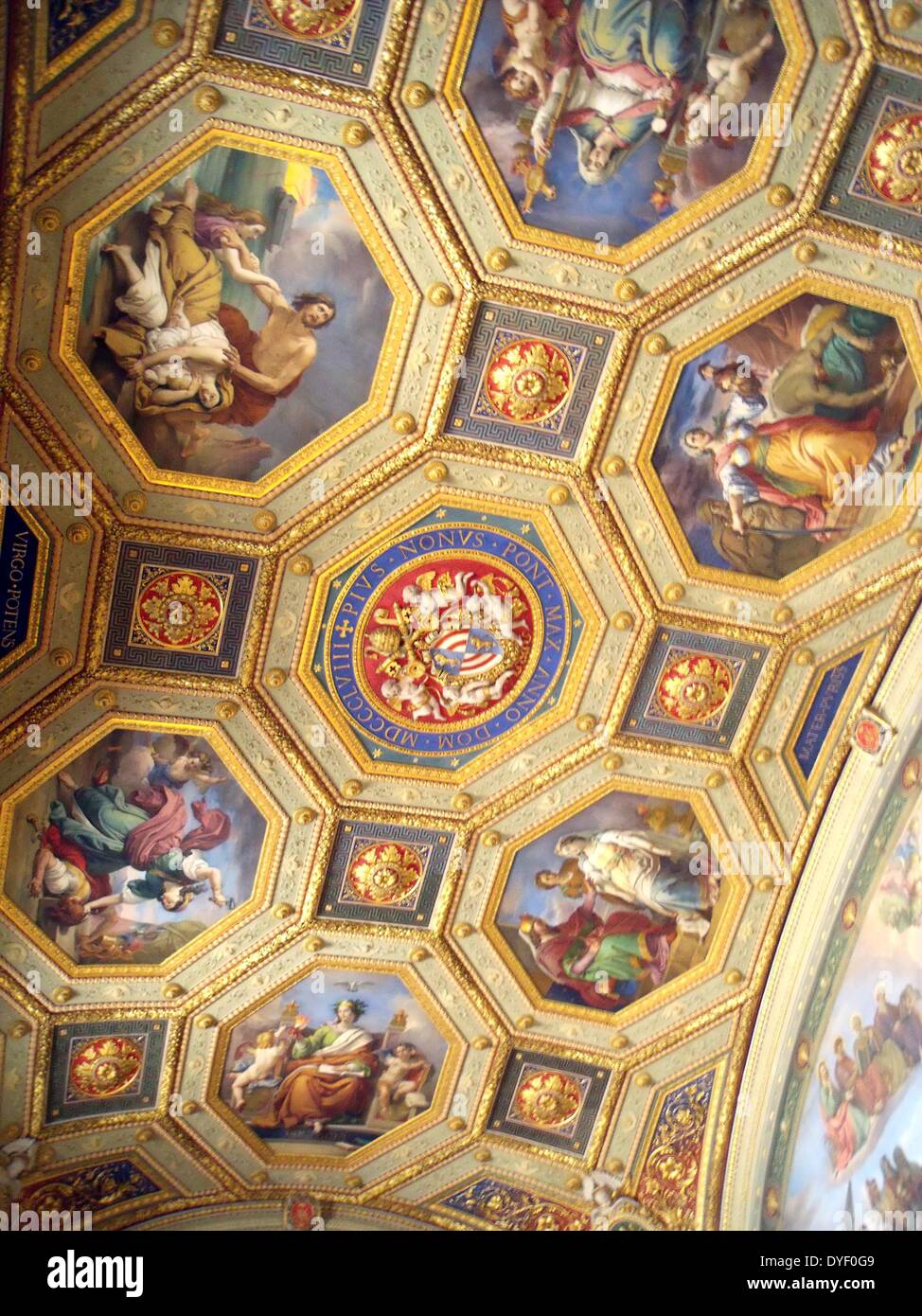 Detalle de los Museos del Vaticano, una inmensa colección de obras maestras del Renacimiento clásico, etc. fundada a principios del siglo XVI por el Papa Julio II se consideran algunos de los más grandes museos del mundo. Esta imagen muestra una parte del bonito techo pintado. Foto de stock