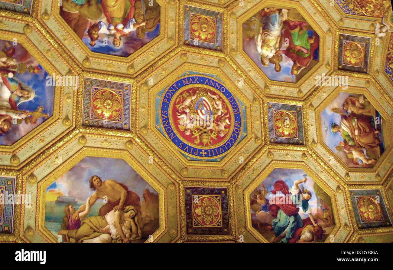 Detalle de los Museos del Vaticano, una inmensa colección de obras maestras del Renacimiento clásico, etc. fundada a principios del siglo XVI por el Papa Julio II se consideran algunos de los más grandes museos del mundo. Esta imagen muestra una parte del bonito techo pintado. Foto de stock