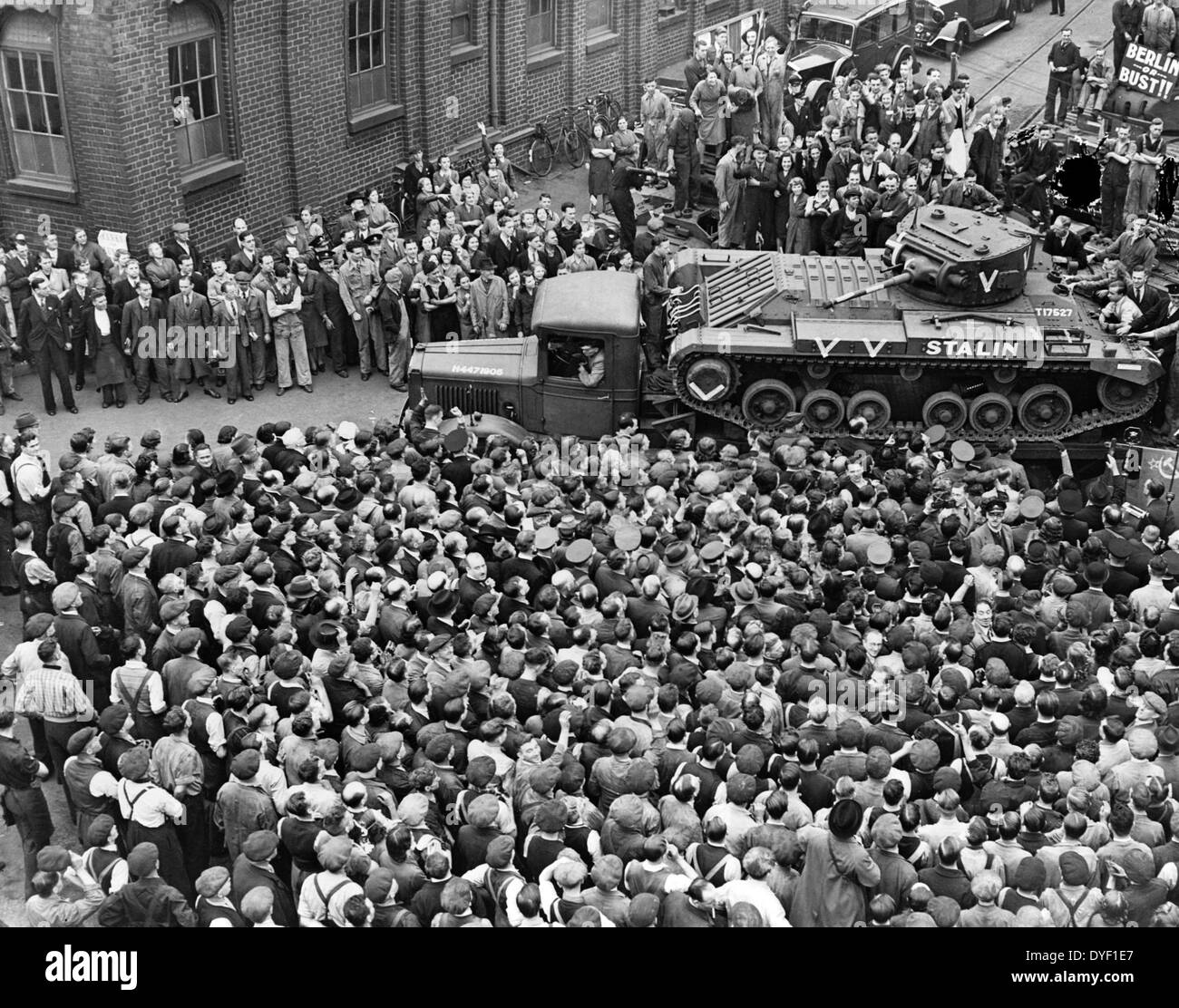 Multitudes de personas y una guardia de honor de tanques, reunión M. Maisky, embajador soviético, y a los miembros de la misión militar rusa cuando llegaron a una fábrica de tanques en algún lugar de Gran Bretaña, donde la semana de producción del tanque es para Rusia, mostrando el 'Stalin' el tanque, que acababa de ser bautizado por Madame Maisky 1942 Foto de stock