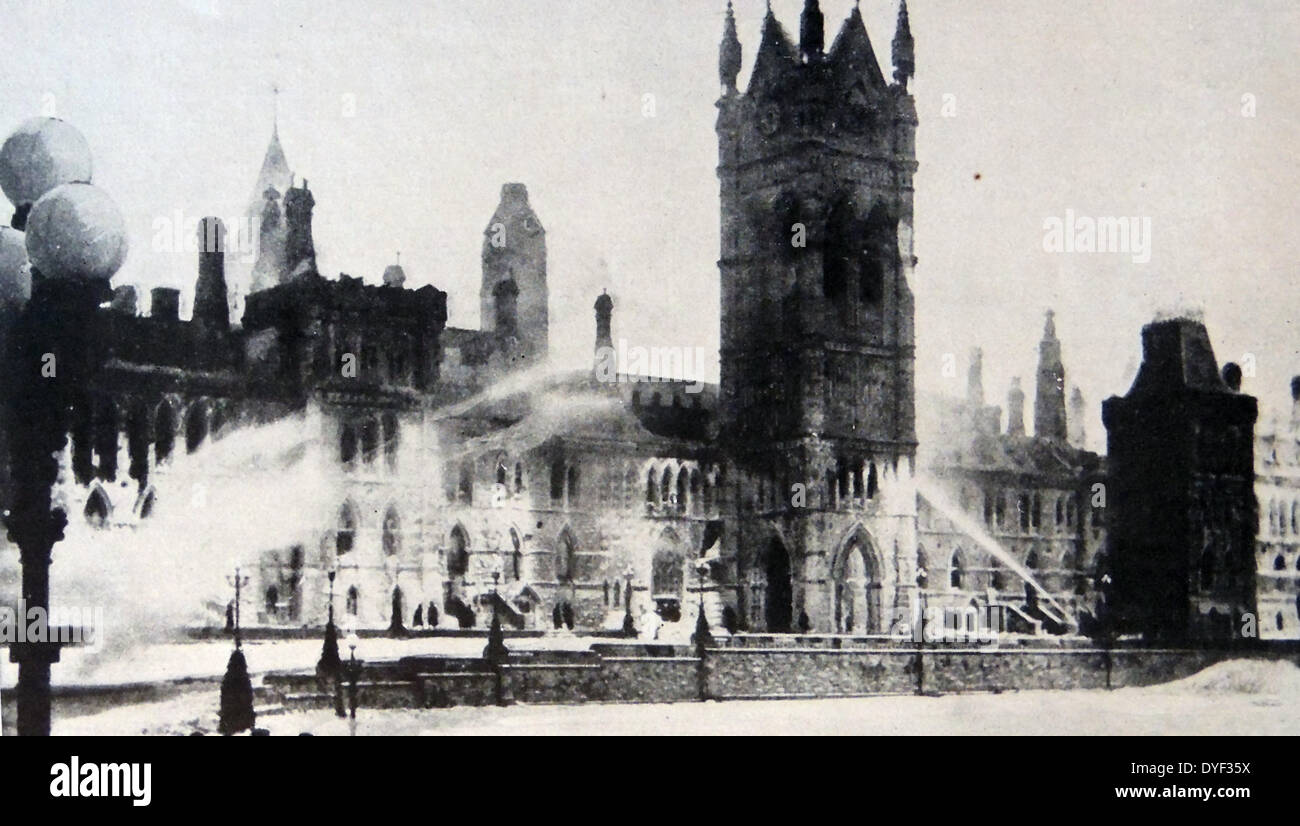 El bloque central del parlamento canadiense en Ottawa, fue destruido por un incendio el 3 de febrero de 1916. A pesar de la guerra, la piedra angular original fue re-establecido por el Gobernador General, el príncipe Arturo, Duque de Connaught, el 1 de septiembre de 1916, exactamente 56 años después de que su hermano, el futuro Rey Eduardo VII, el primero había establecido. Once años más tarde, la nueva torre fue completada y dedicada como la Torre de la paz, en conmemoración de los canadienses que han perdido sus vidas durante la Primera Guerra Mundial. Foto de stock